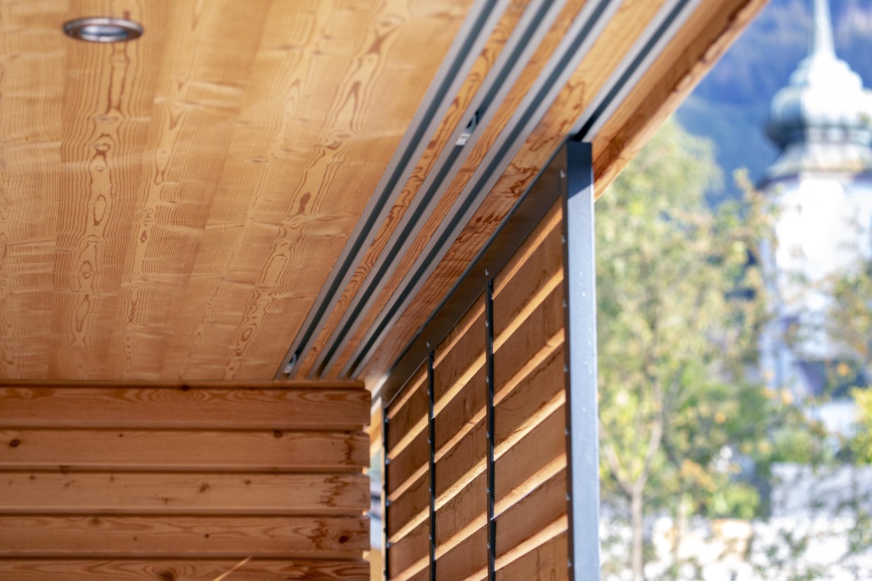 Holzverkleidung eines modernen Hauses in Marquartstein mit Blick auf die Landschaft des Chiemgaus im Hintergrund.