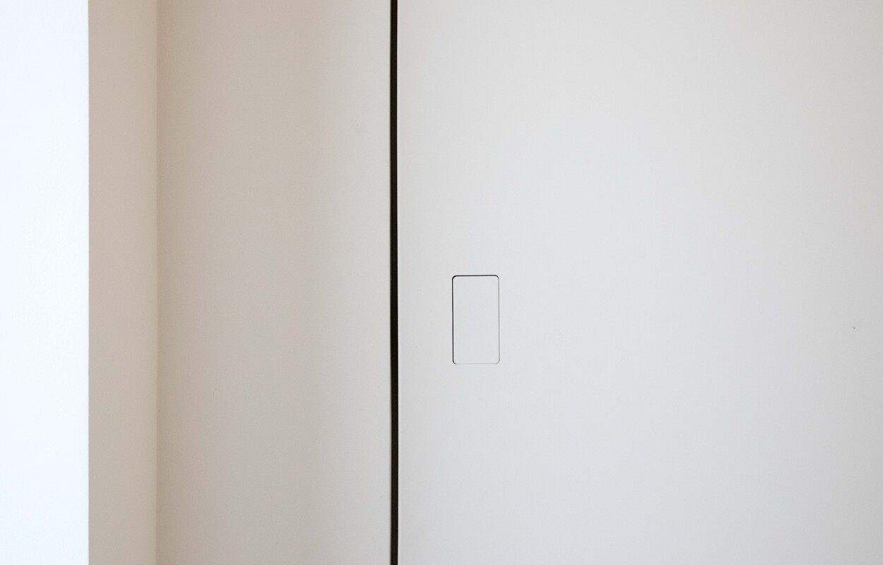 Detailansicht einer glatten, minimalistischen Wand in einem Energiesparhaus aus Holz in Putzbrunn.