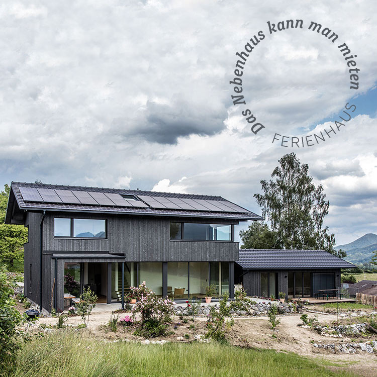 Modernes Holzhaus in Samerberg mit Solardach, umgeben von Natur, bietet als Ferienhaus eine ruhige Oase zur Miete an.