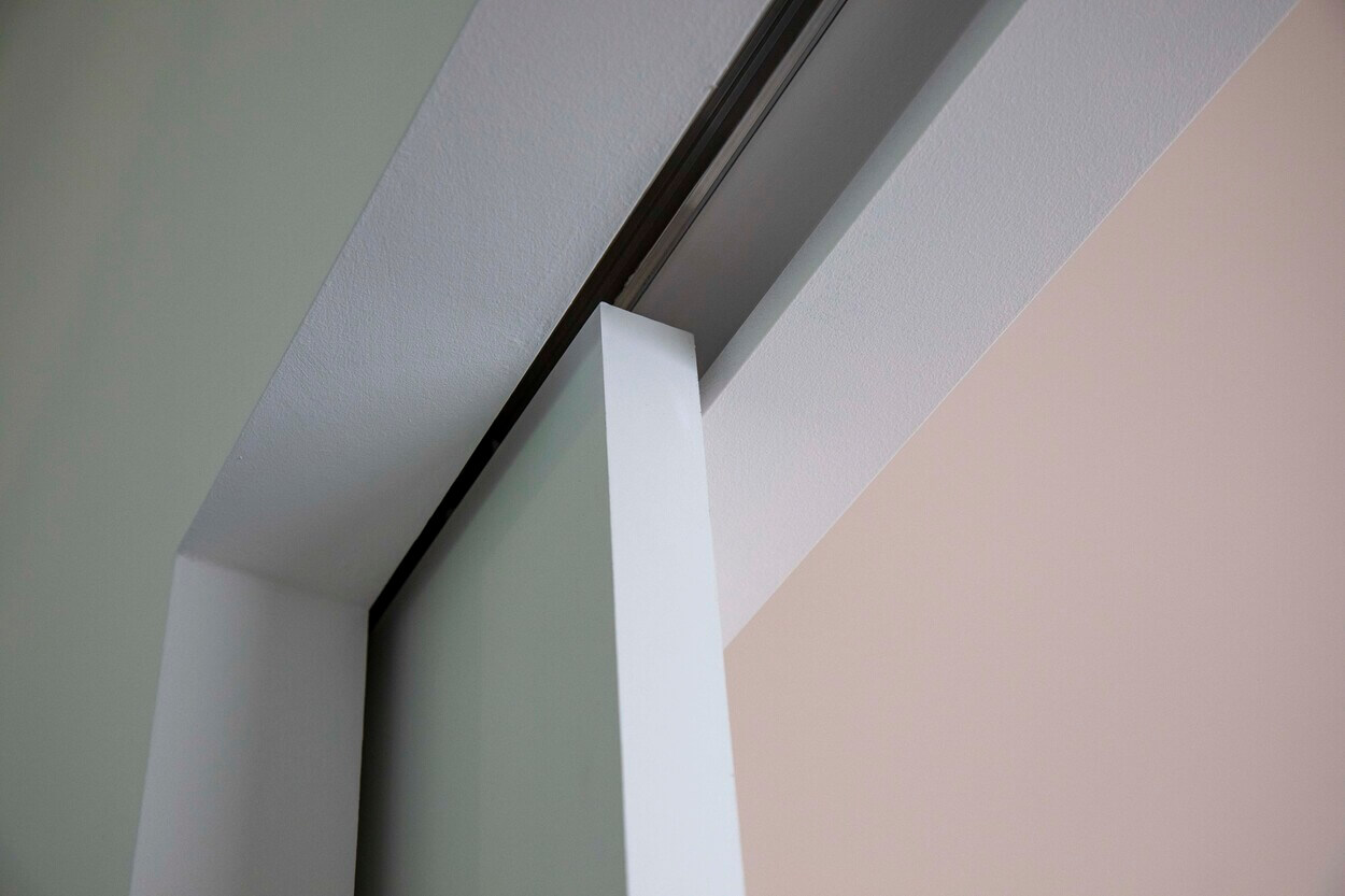 Detailaufnahme einer modernen Türzarge im Passivhaus Pliening zeigt saubere Linien und präzise Verarbeitung.