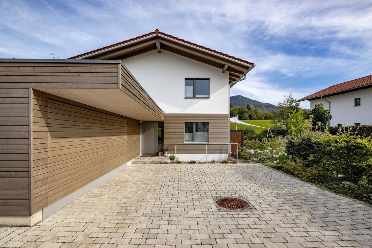 teilverputztes Holzhaus mit Carport, Holzfassade