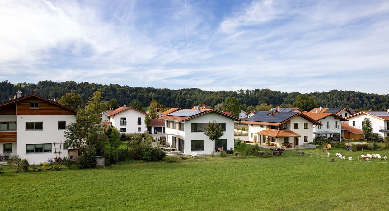 teilverputztes Holzhaus, Gartenansicht aus der Ferne
