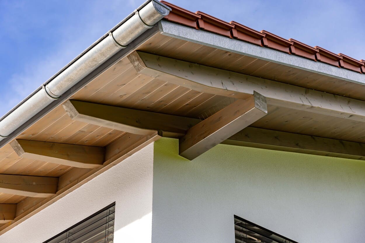 Holzdachstuhl in rehbraun