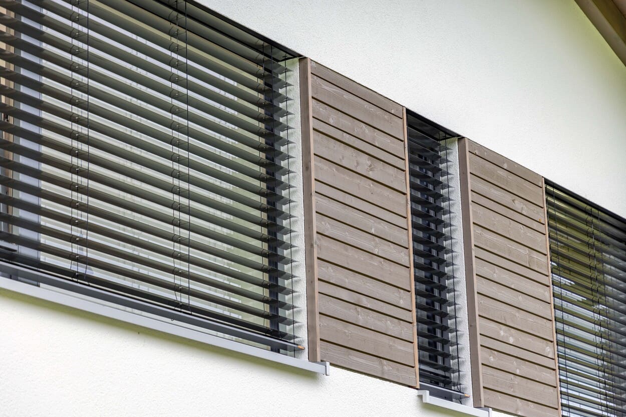 Holzfassade im Fensterbereich im OG