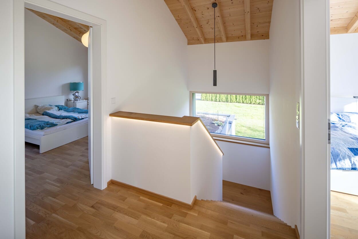 Großes Fenster im Treppenhaus für natürliches Licht