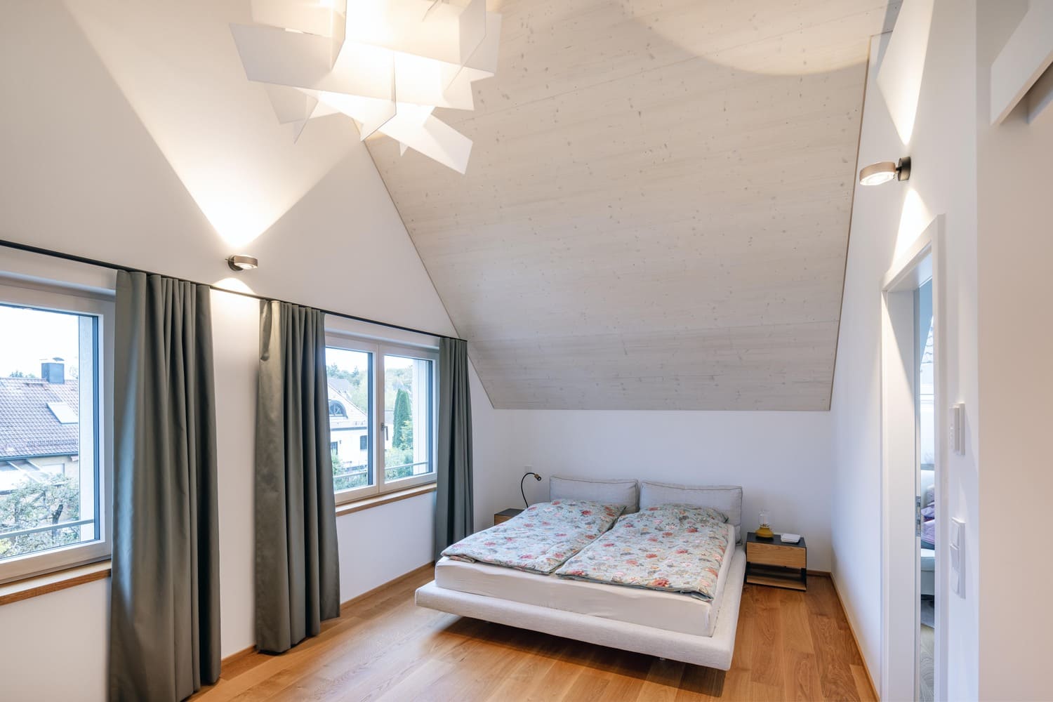 Schlafzimmer mit offenen Dachstühl