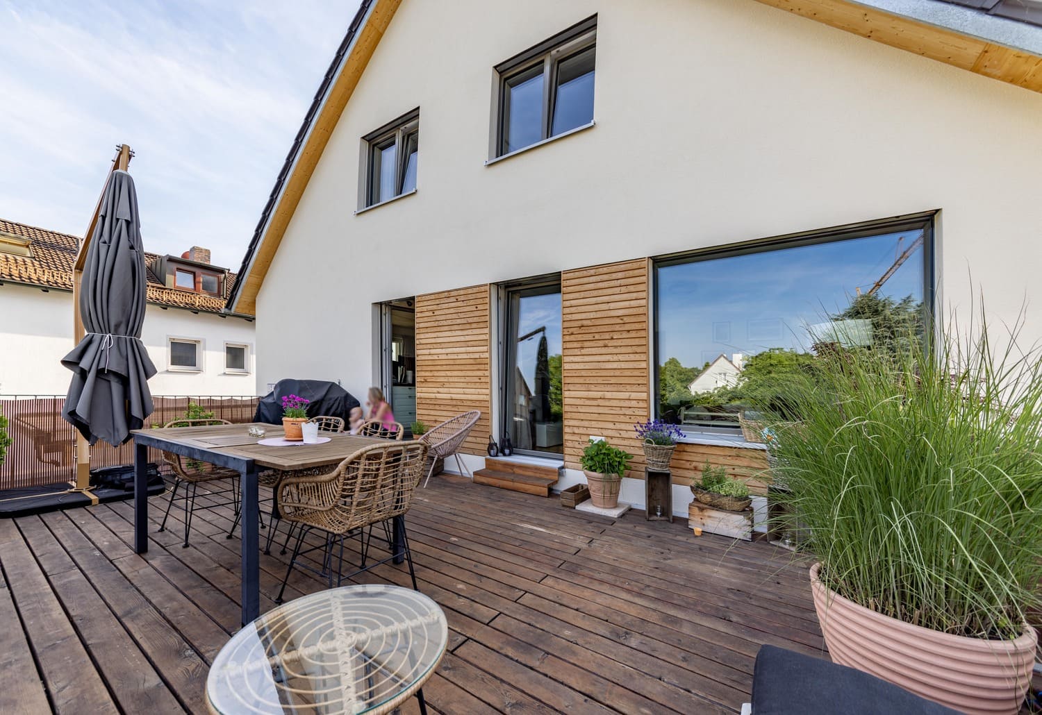 Mehrfamiliehaus, verputztes Holzhaus in München, Dachterrasse