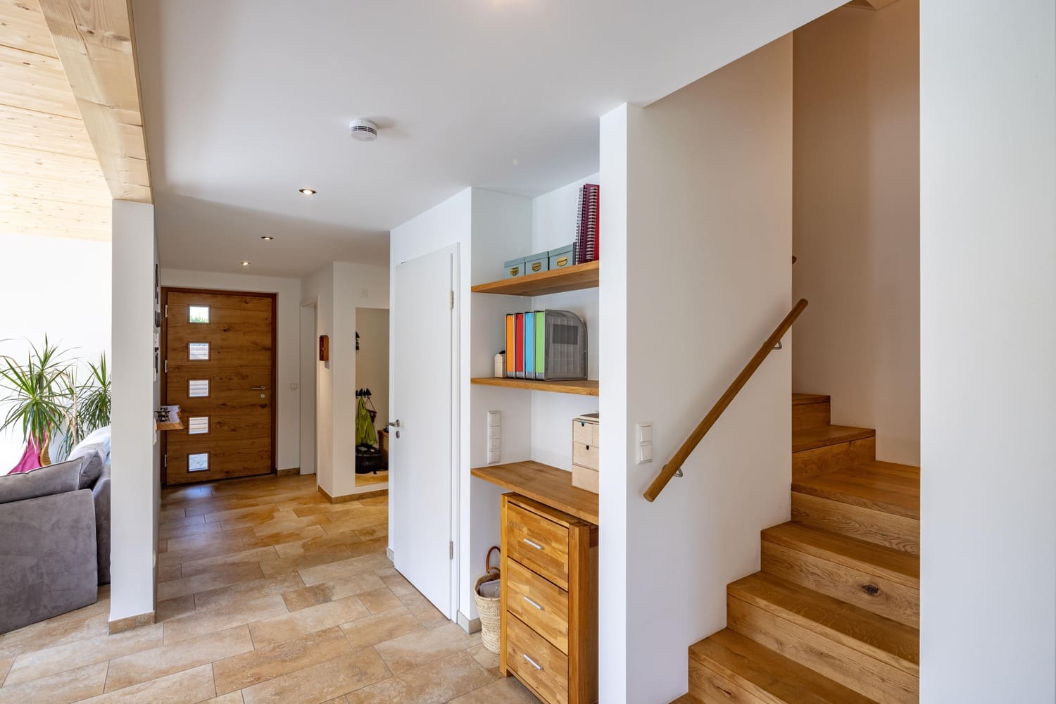 Mehrfamiliehaus, verputztes Holzhaus in München, Eingang, Holztreppe