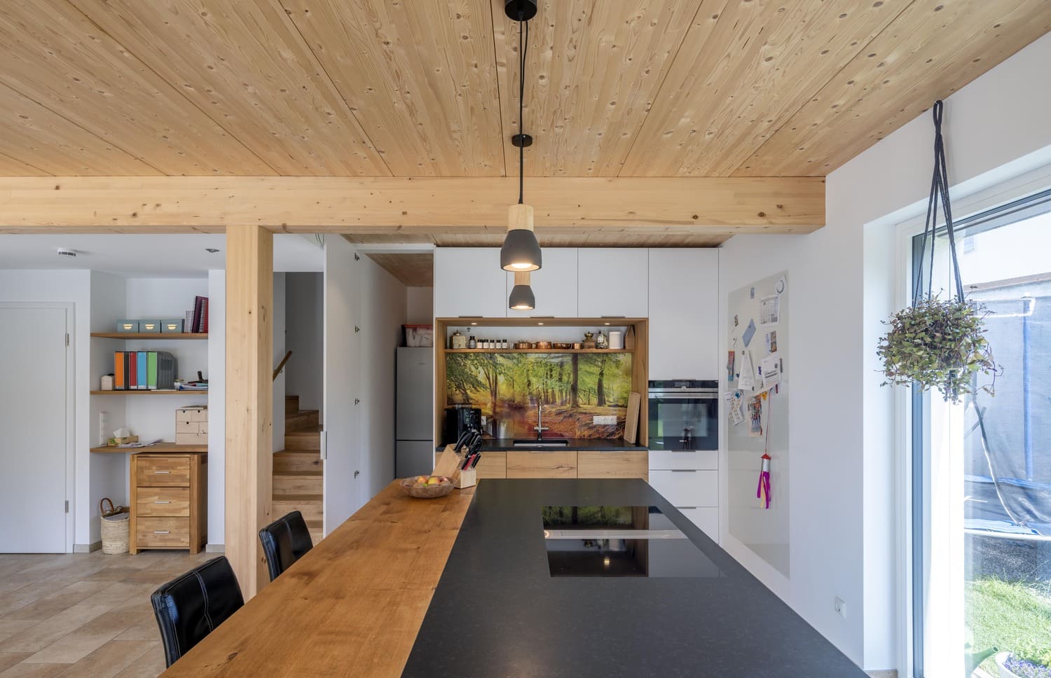 Mehrfamiliehaus, verputztes Holzhaus in München, Kueche