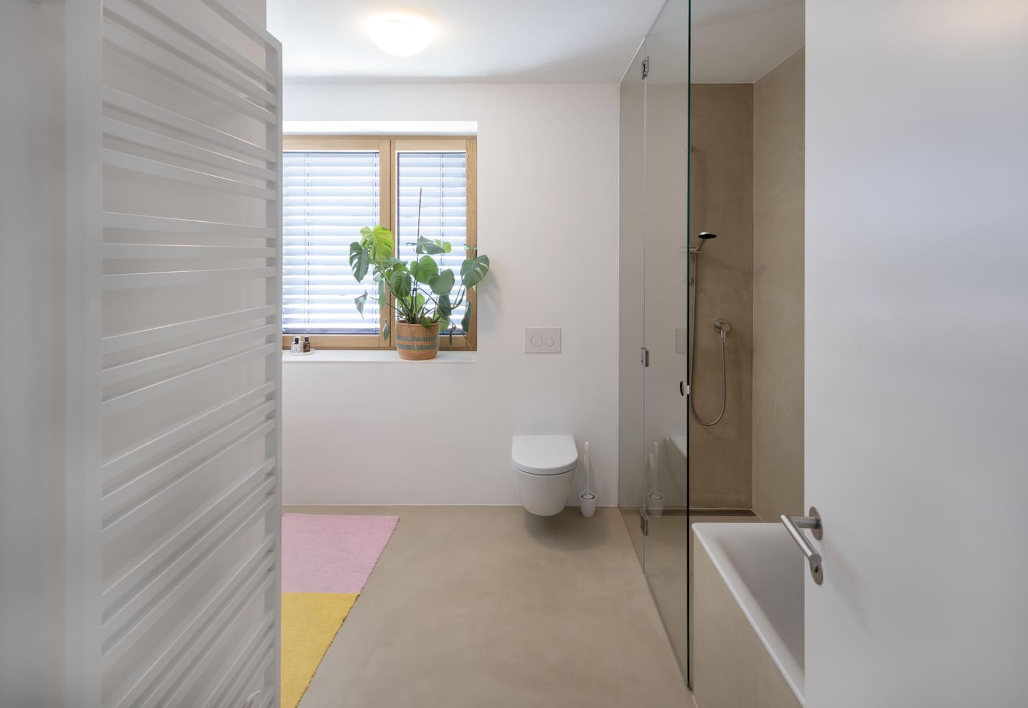 Bad im 1 OG mit WC und Duschtrennwand aus Glas