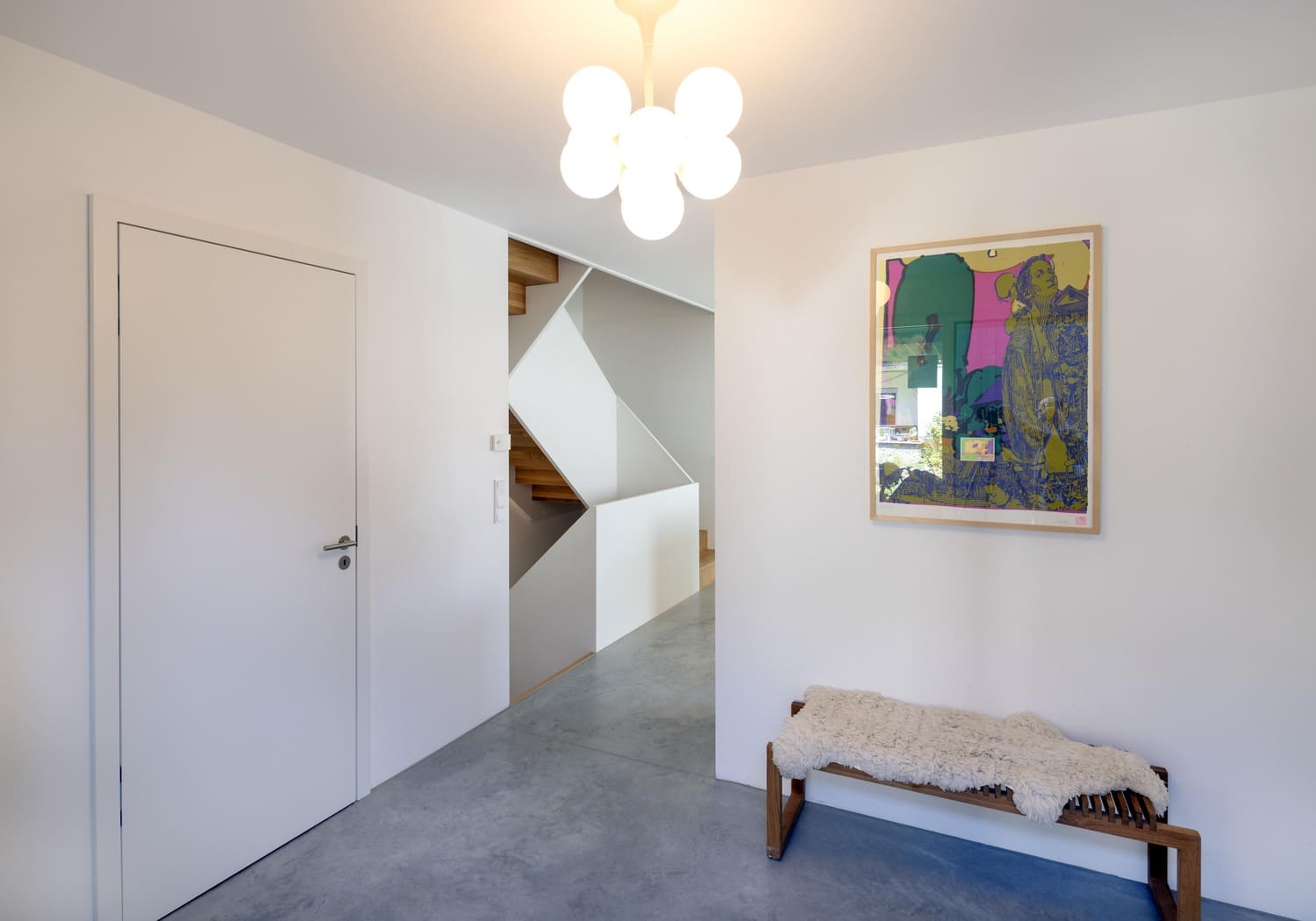 Eingangsbereich mit weißen Türen