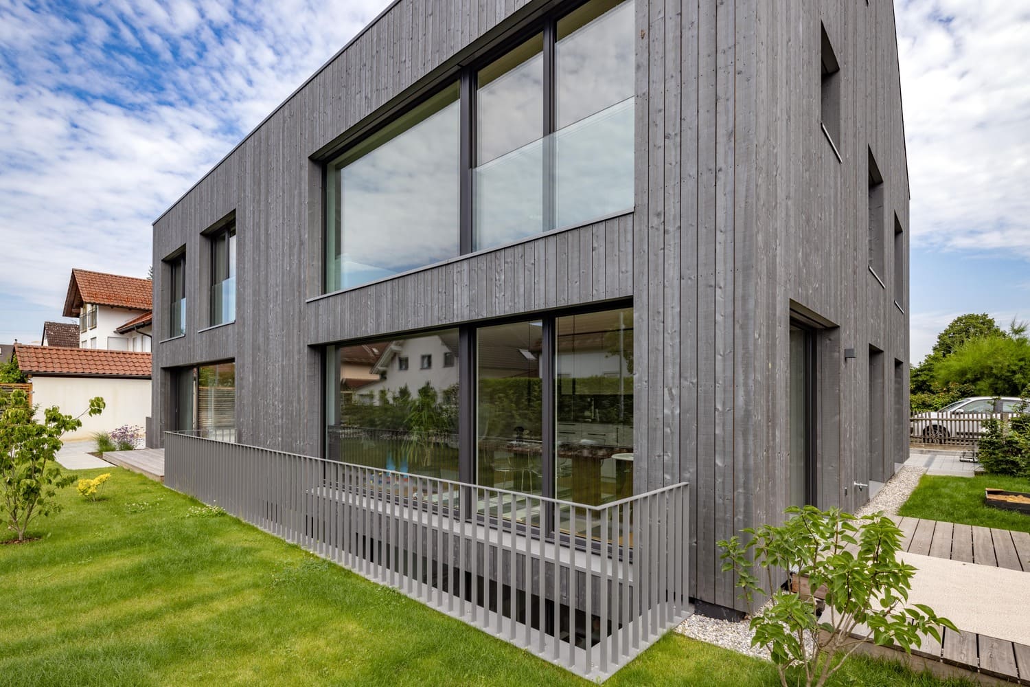 Besondere Holzfassade mit grauer Optik