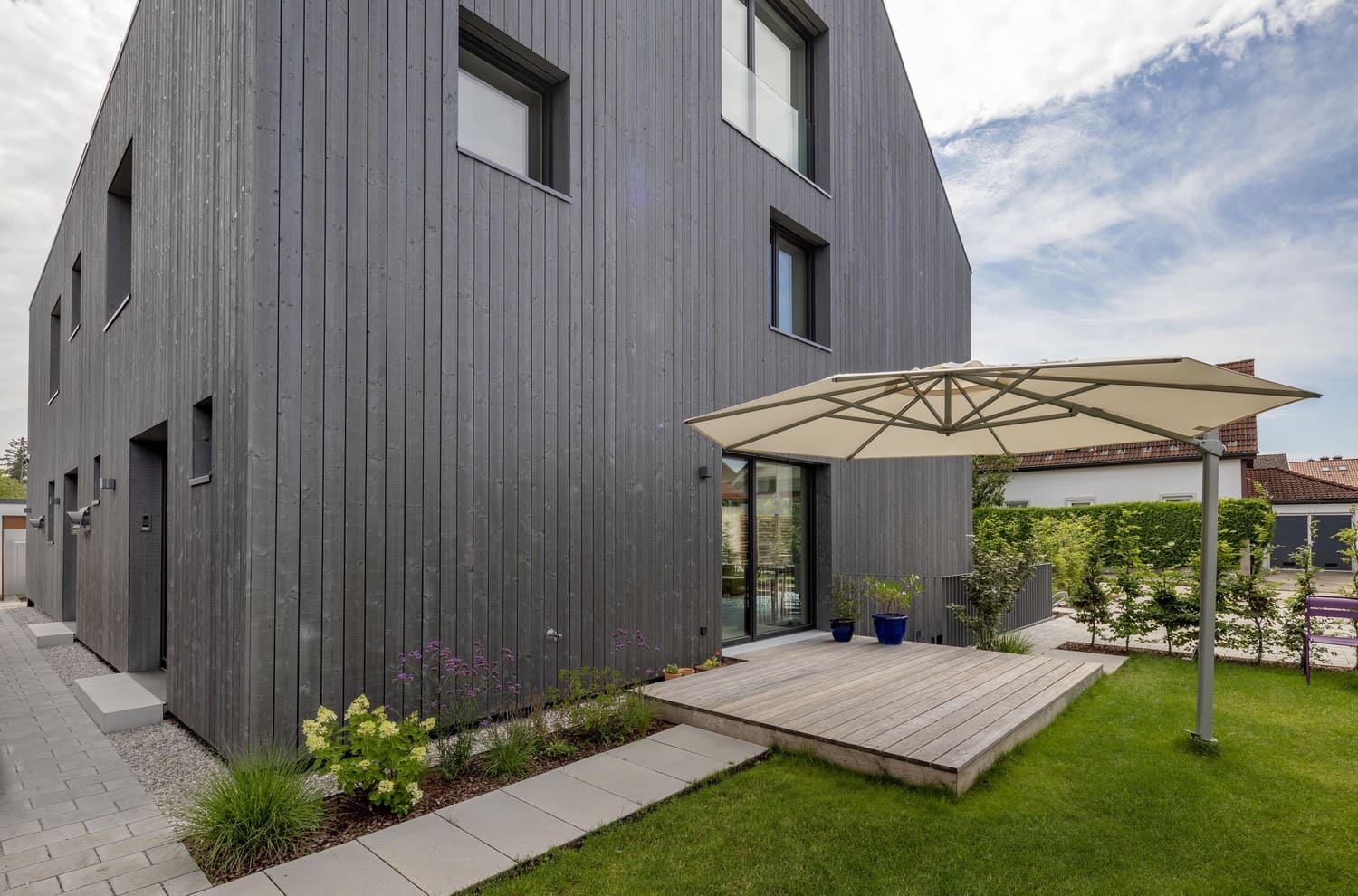 Holzterrasse im Mehrfamilienhaus