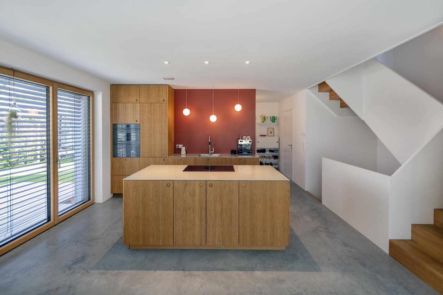 Offene Küche in Holzoptik mit Kochblock, Beschichtung als Bodenbelag