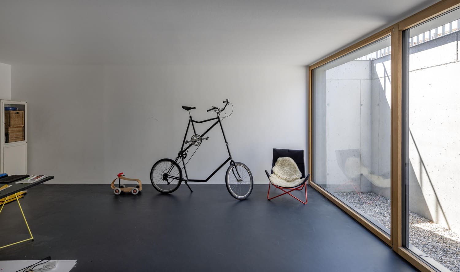 ausgebauter Keller mit Lichtschacht für Arbeitszimmer und Wohnbereich, Boden beschichtet