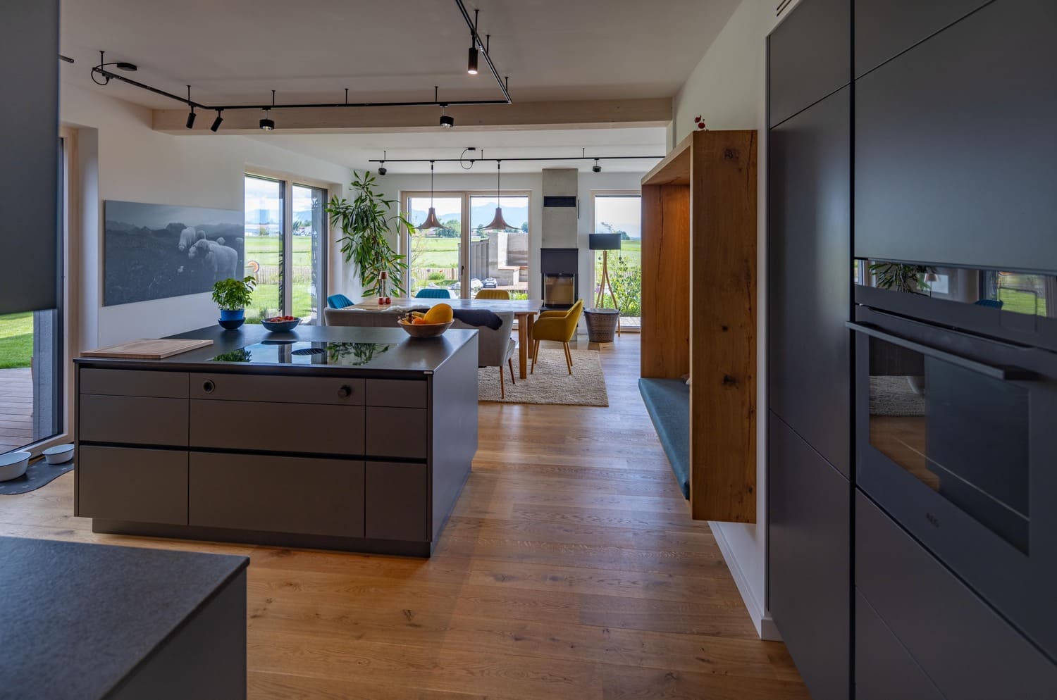 schwarze Küche im Holzhaus in Chieming mit Küchenbloch