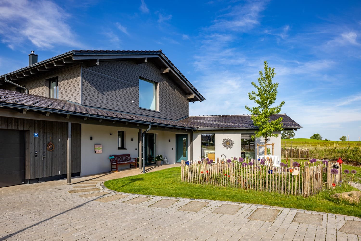 Eingang von Holzhaus in Chieming mit Vorgarten, Einfamilienhaus mit separater Einliegerwohnung