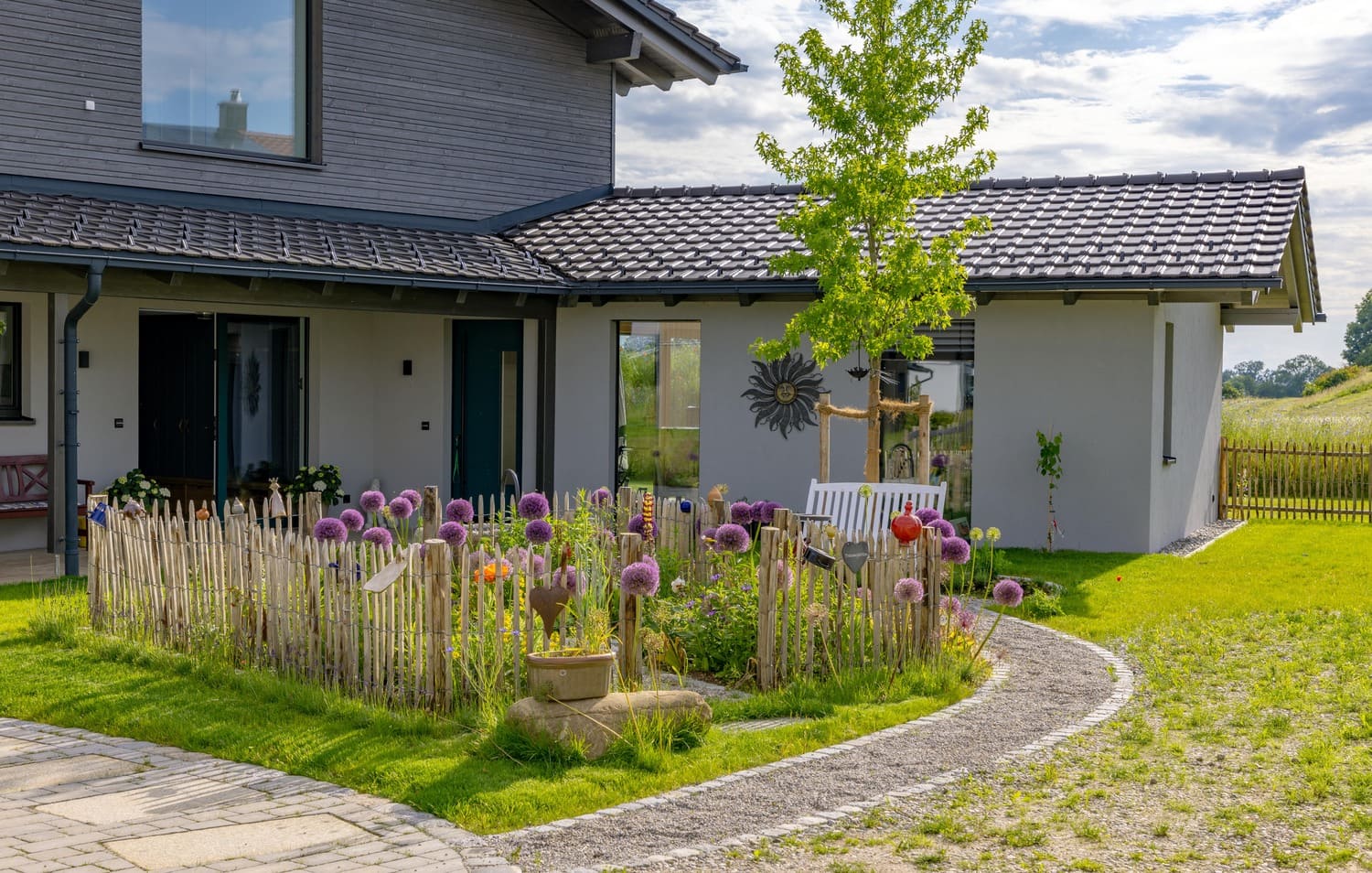 Vorgarten mit Blick auf Einliegerwohnung