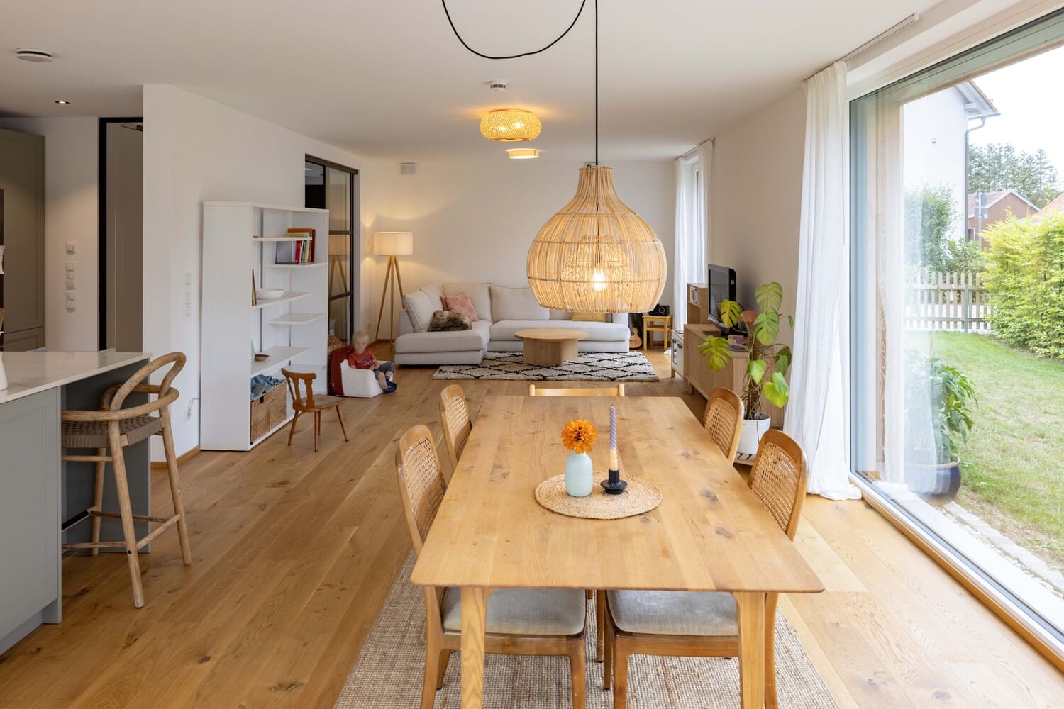 Ess- und Wohnbereich vom Holzhaus in Zolling, Eiche Parkett