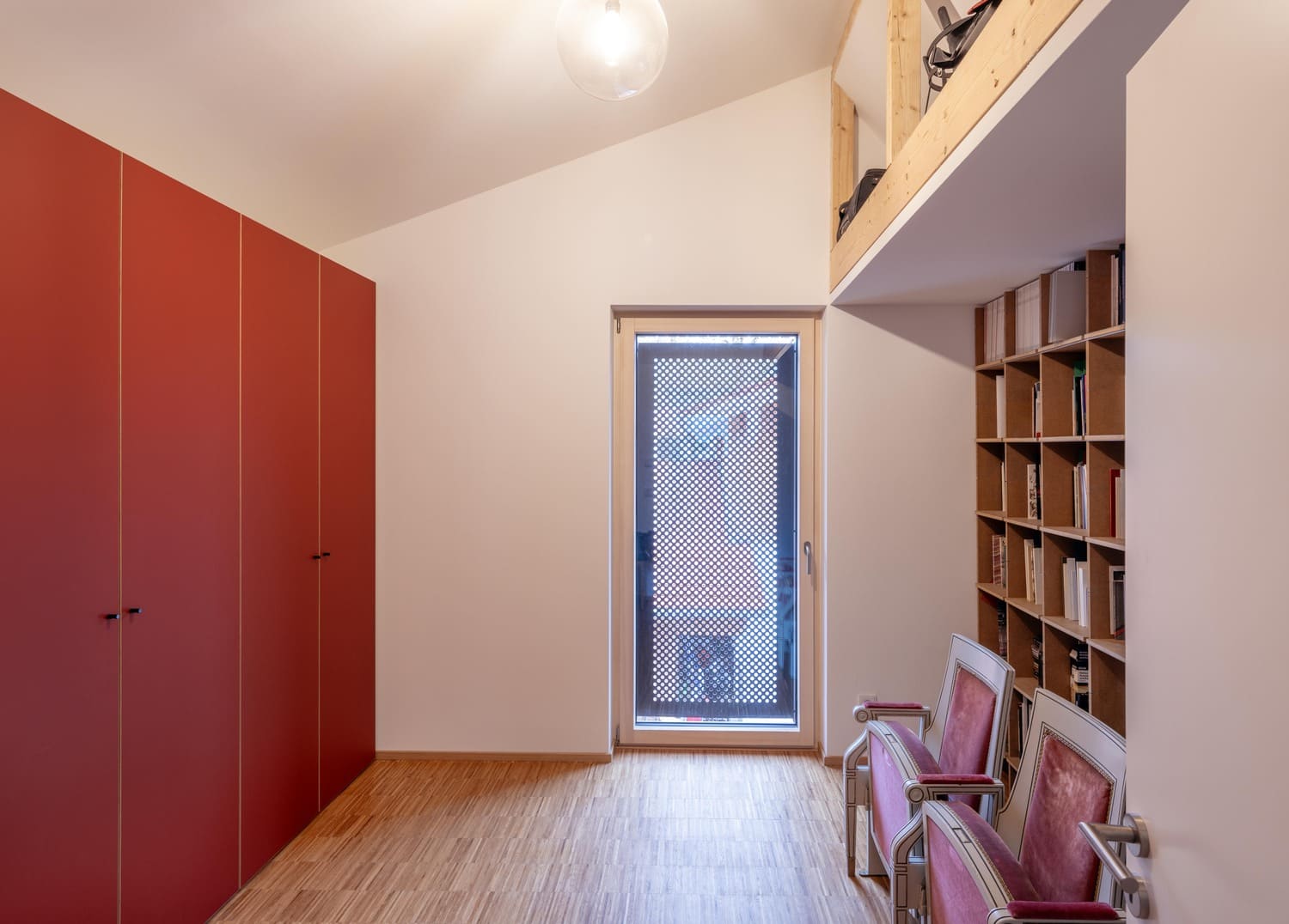 Bibliothek im Holzhaus