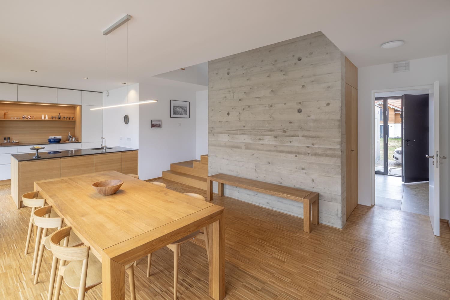 Blick aus Wohnbereich in Flur und Eingang des Holzhauses