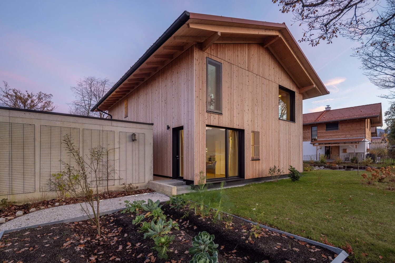 Blick in den Garten beim, Holzhaus Siegsdorf