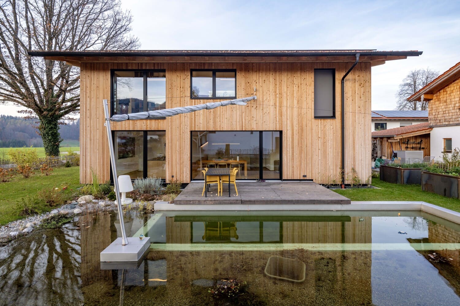 Schwimmteich im Garten des Holzhauses