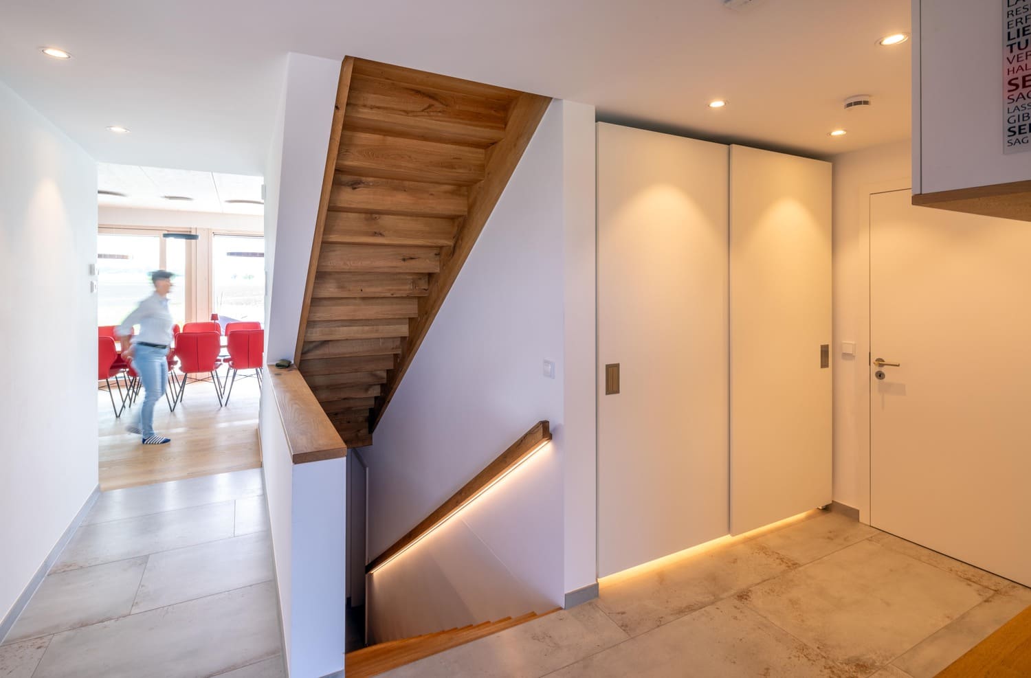 Holzhaus in Weilheim Kellertreppe und großer Einbauschrank, Sichtbare Stufenunterseite Holz