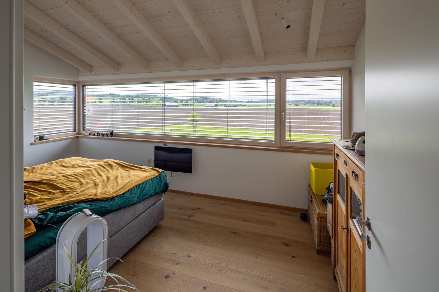 Holzhaus in Weilheim, Schlafzimmer mit Eckfenster
