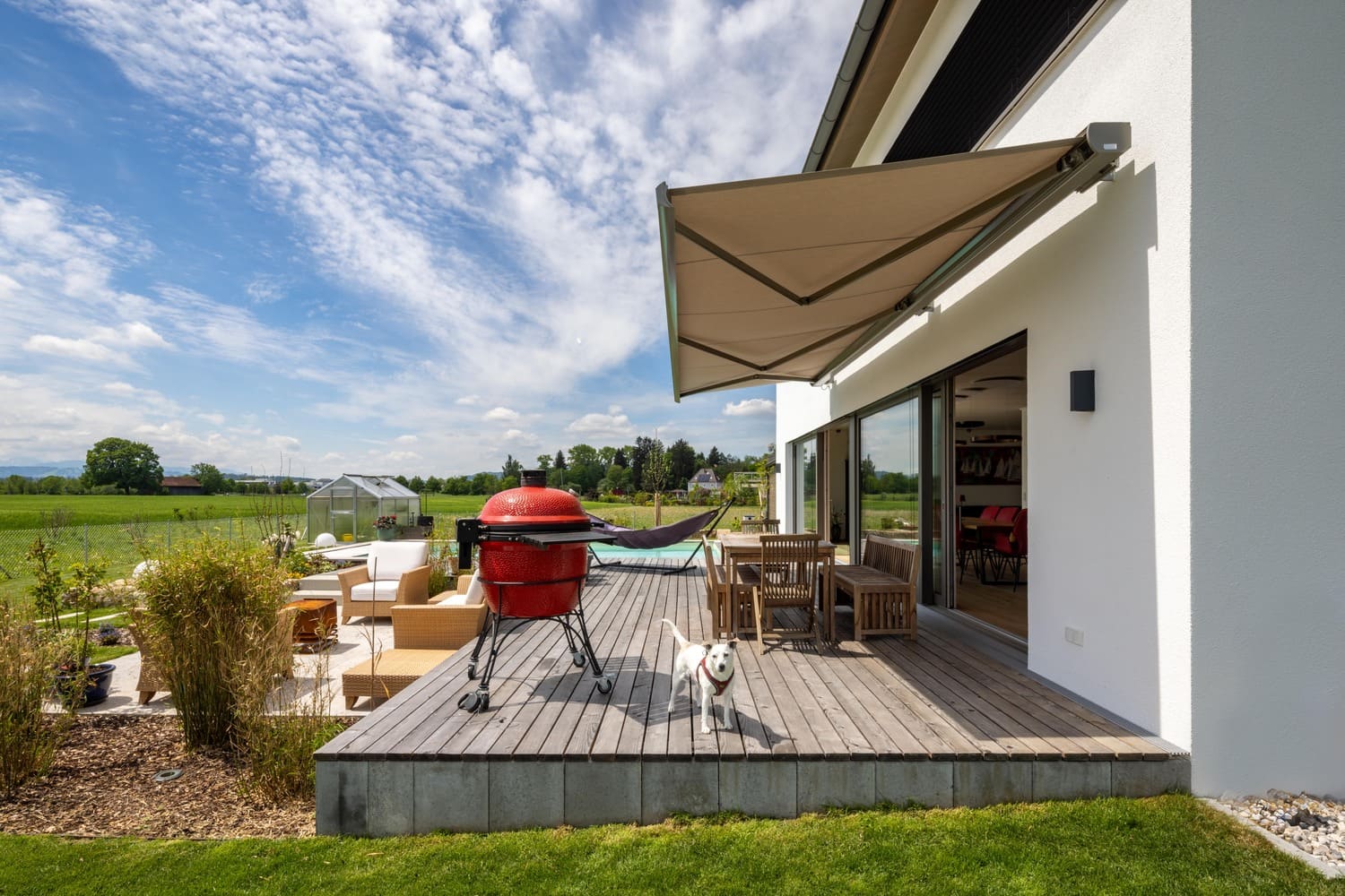 Garten und Terrasse vom verputzten Holzhaus in Weilheim