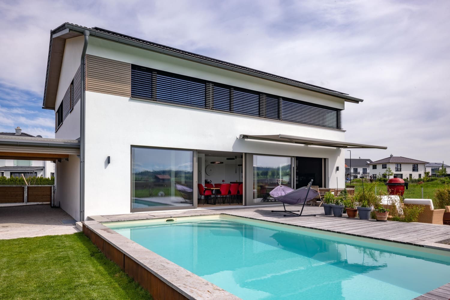 Garten und Pool vom verputzten Holzhaus in Weilheim