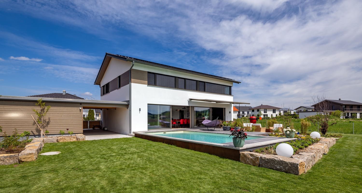 Carport, Garten und Pool vom verputzten Holzhaus in Weilheim