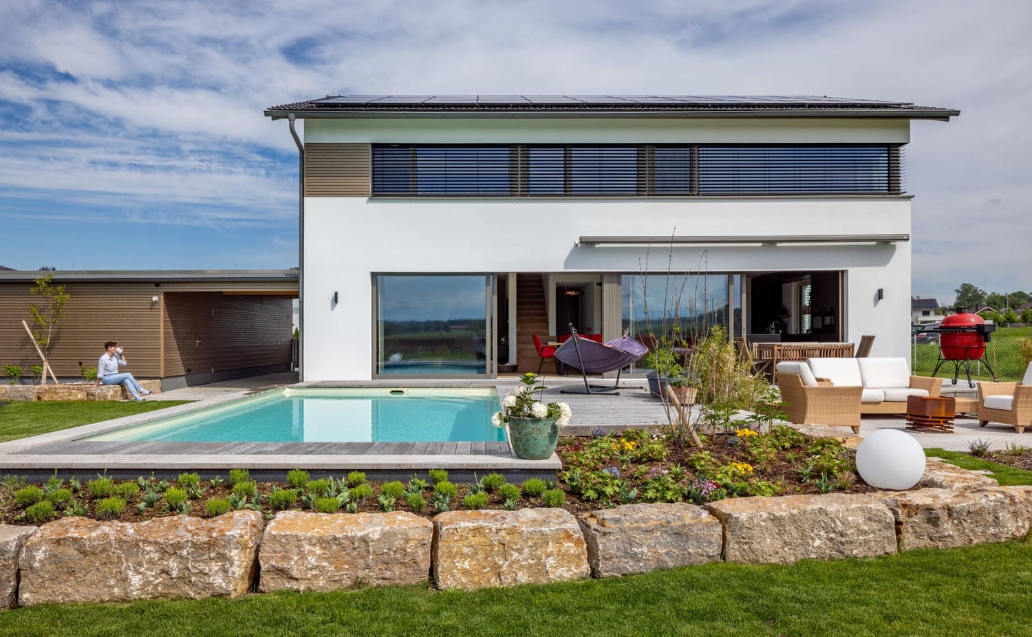 Südseite verputztes Holzhaus mit Pool