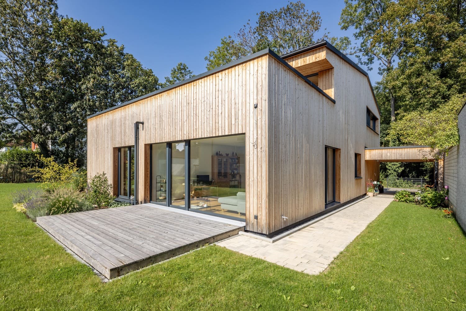 Terrasse und Fensterfront EG