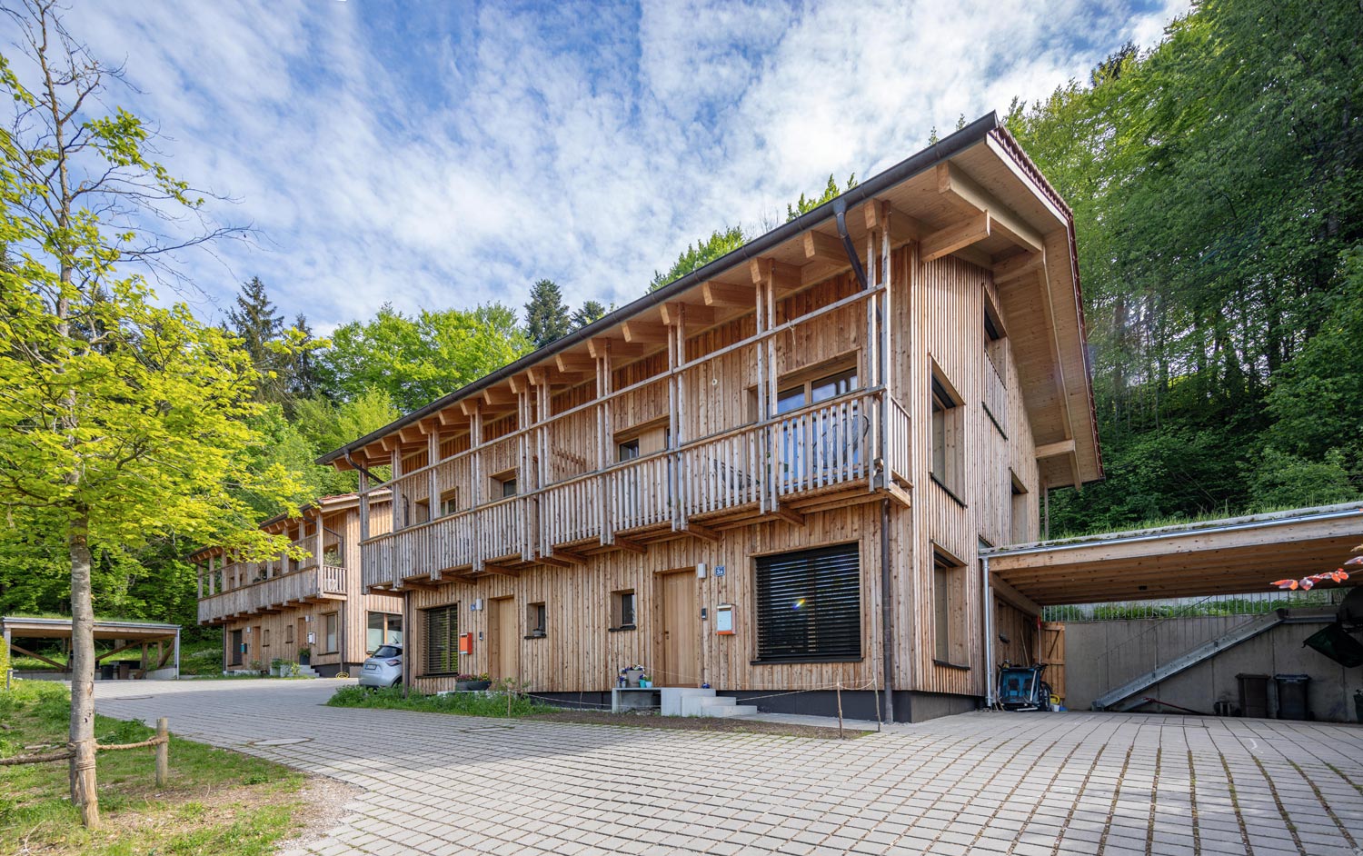 Mehrfamilienhaus in Holzbauweise, Holzfassade, Laubengang