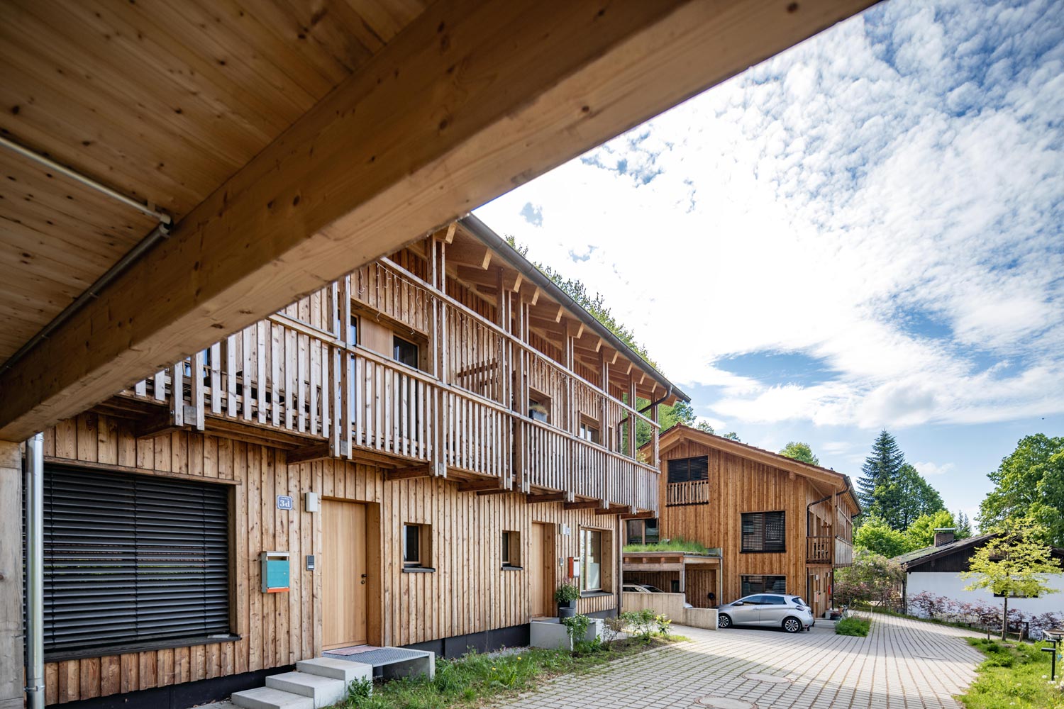 Holzhaus Miesbach, Mehrfamilienhaus am Hang, Holzfassade mit Laubengang