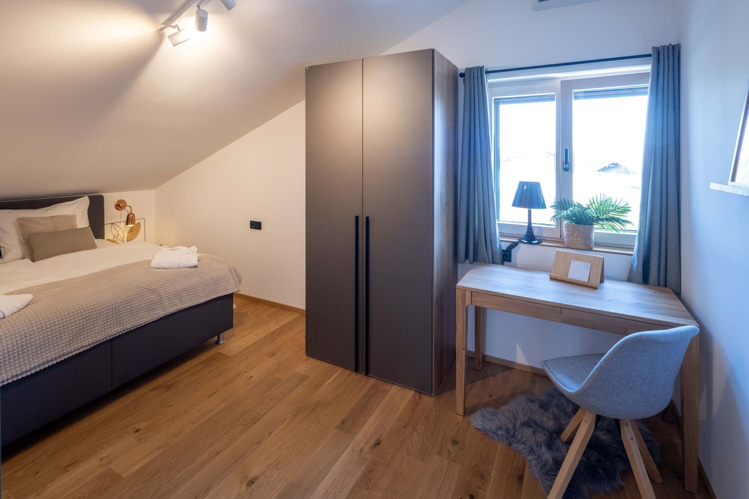 Mehrfamilien Holzhaus in Übersee, Chiemgauloft, Ferienwohnung, Schlafzimmer